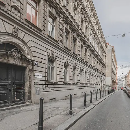 Old Town Walkable Flat With Kitchen And New Bath Appartamento Praga