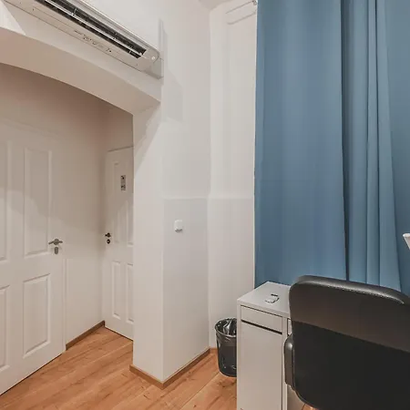 Old Town Walkable Flat With Kitchen And New Bath * Praga