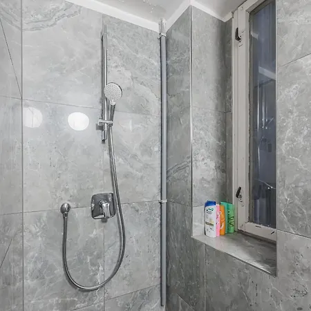 Old Town Walkable Flat With Kitchen And New Bath Praga