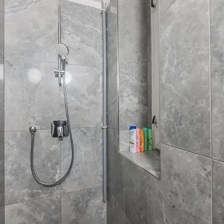Old Town Walkable Flat With Kitchen And New Bath Praga