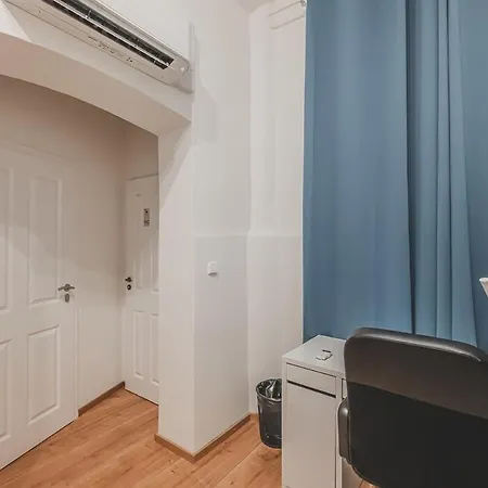 Old Town Walkable Flat With Kitchen And New Bath Praga