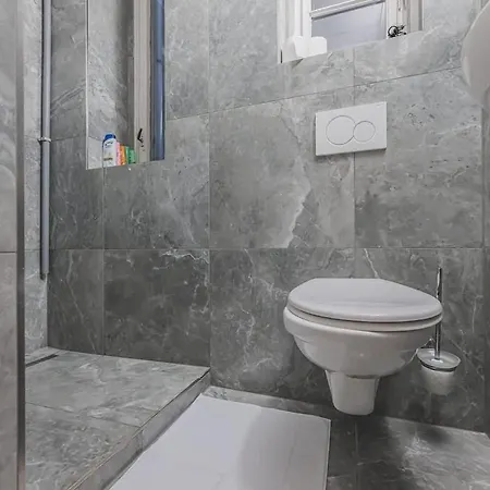 Old Town Walkable Flat With Kitchen And New Bath
